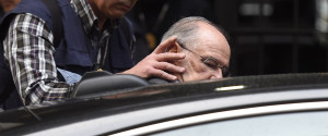 rato mano nuca