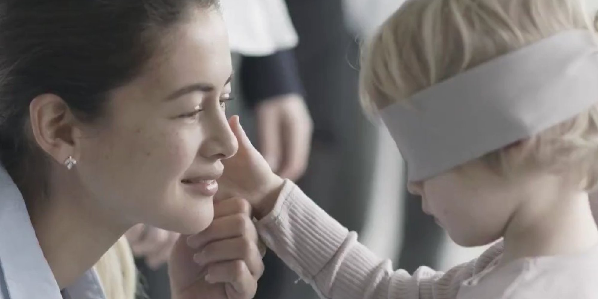 Pandora-Werbung "The Unique Connection": Kinder erkennen ihre Mütter mit ... - Huffington Post Deutschland