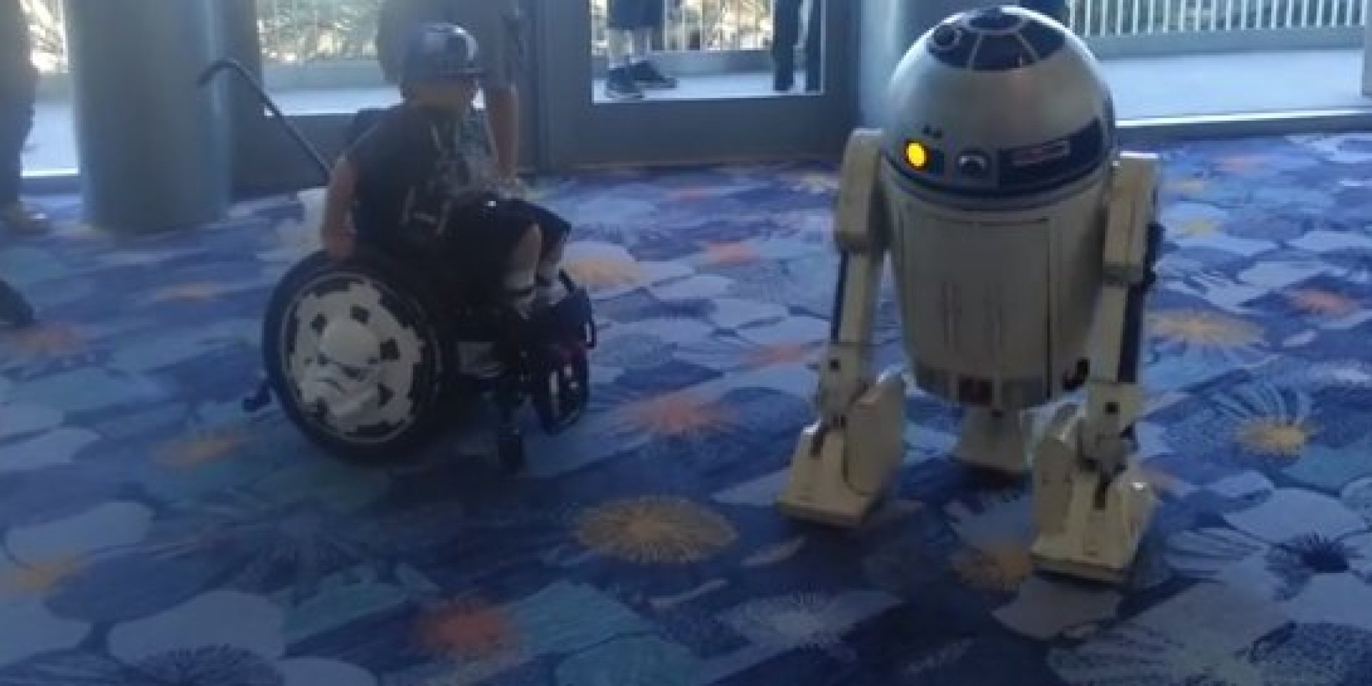 R2-D2 Does Dance With Boy In Wheelchair At Star Wars Convention - Huffington Post