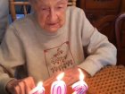 Abuelita de 102 años pierde sus dientes al soplar las velas de su cumpleaños