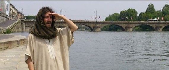 Gesù passeggia per le vie di Torino. La Polizia lo ferma 5 volte: "Offendi i fedeli, ti facciamo un Tso"