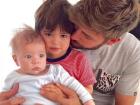 Piqué posa con sus dos hermosos hijos