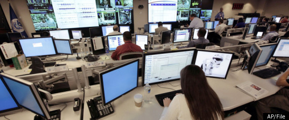 http://i.huffpost.com/gen/298590/thumbs/r-BANK-COMPUTER-HACKING-large570.jpg