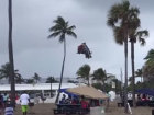 Remolino eleva 'bounce house' en playa de Florida; tres niños heridos