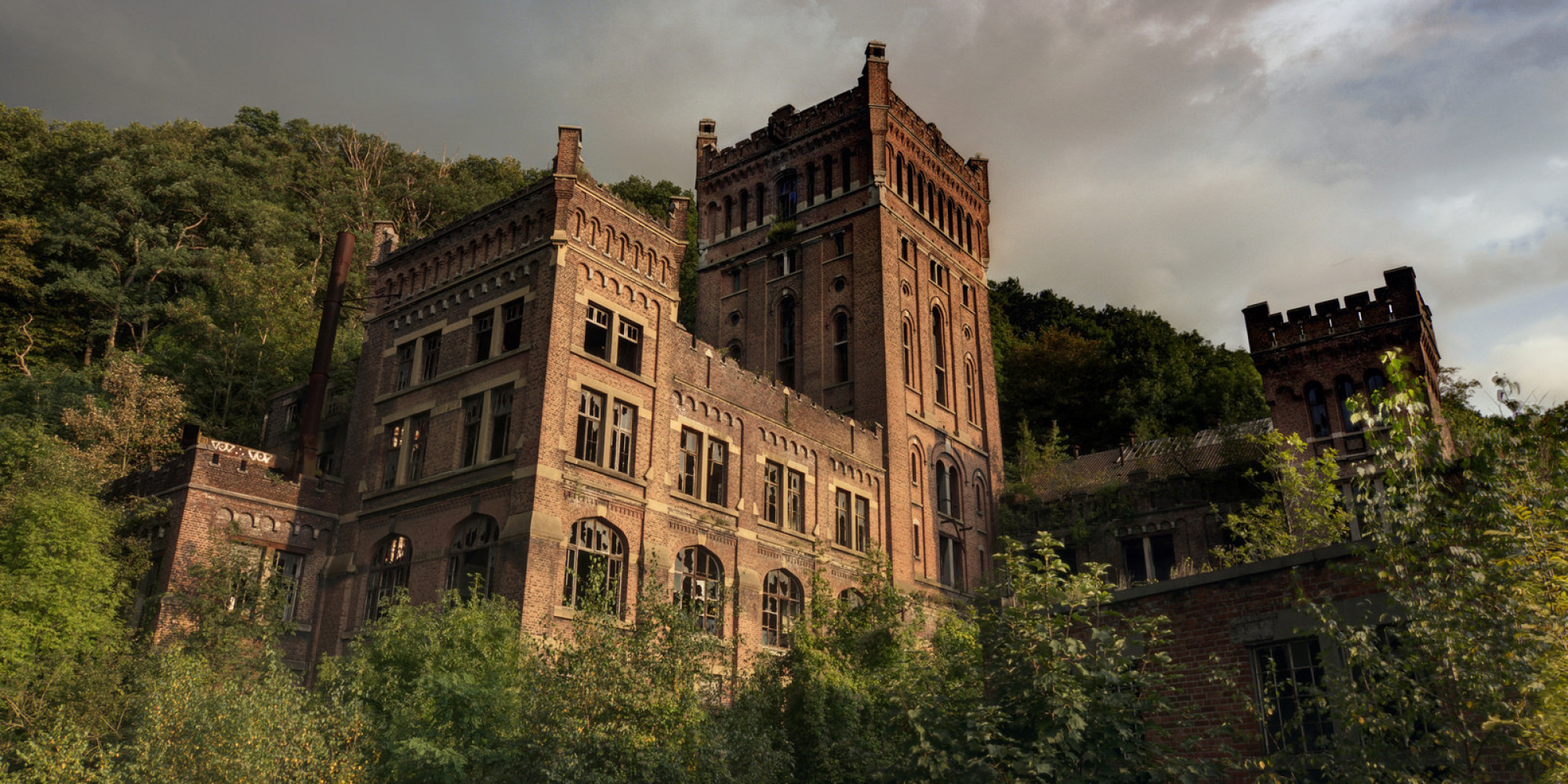 Abandoned Castles, Châteaux And City Halls Showcase The ...