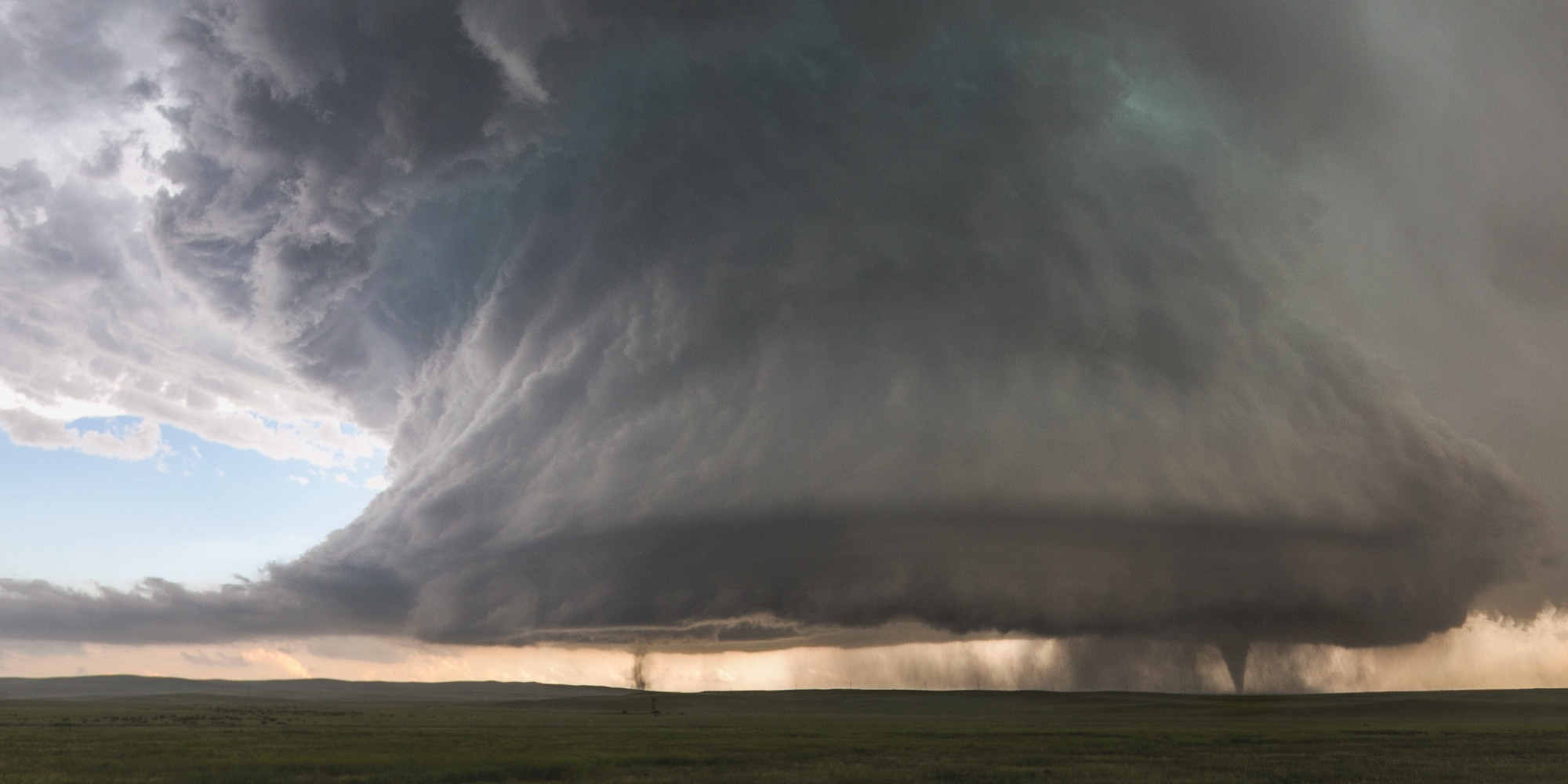 photo-captures-twin-tornadoes-dancing-under-a-massive-supercell-on-the