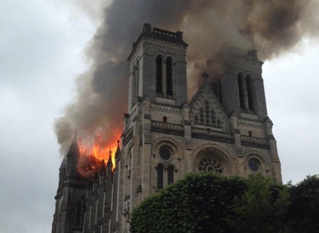 http://i.huffpost.com/gen/3072598/images/a-INCENDIE-BASILIQUE-SAINT-DONATIEN-NANTES-640x468.jpg