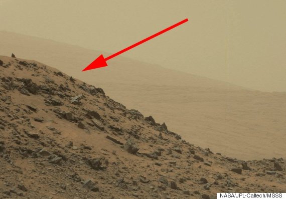 Curiosity aperçoit une mystérieuse pyramide sur Mars O-MARS-PYRAMID-ARROW-570