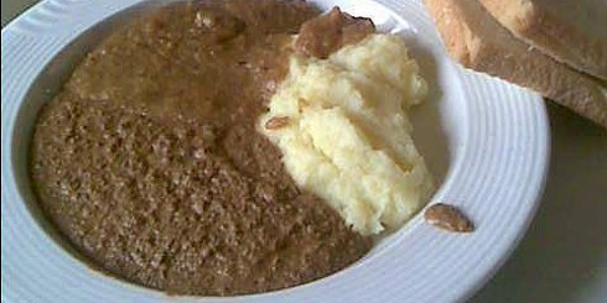 Rentner teilt auf Facebook Fotos vom EkelEssen aus dem Altenheim