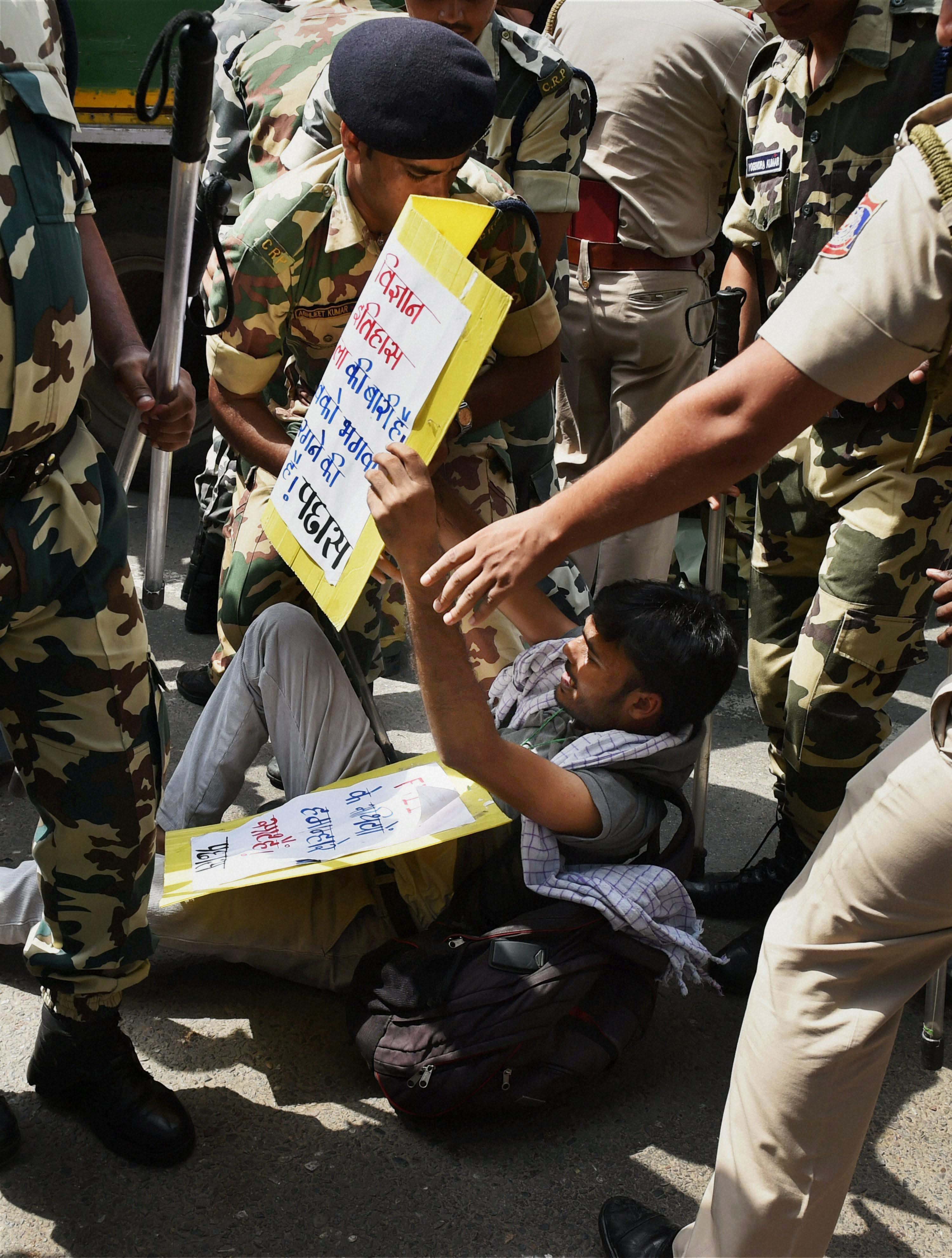 ftii students protest