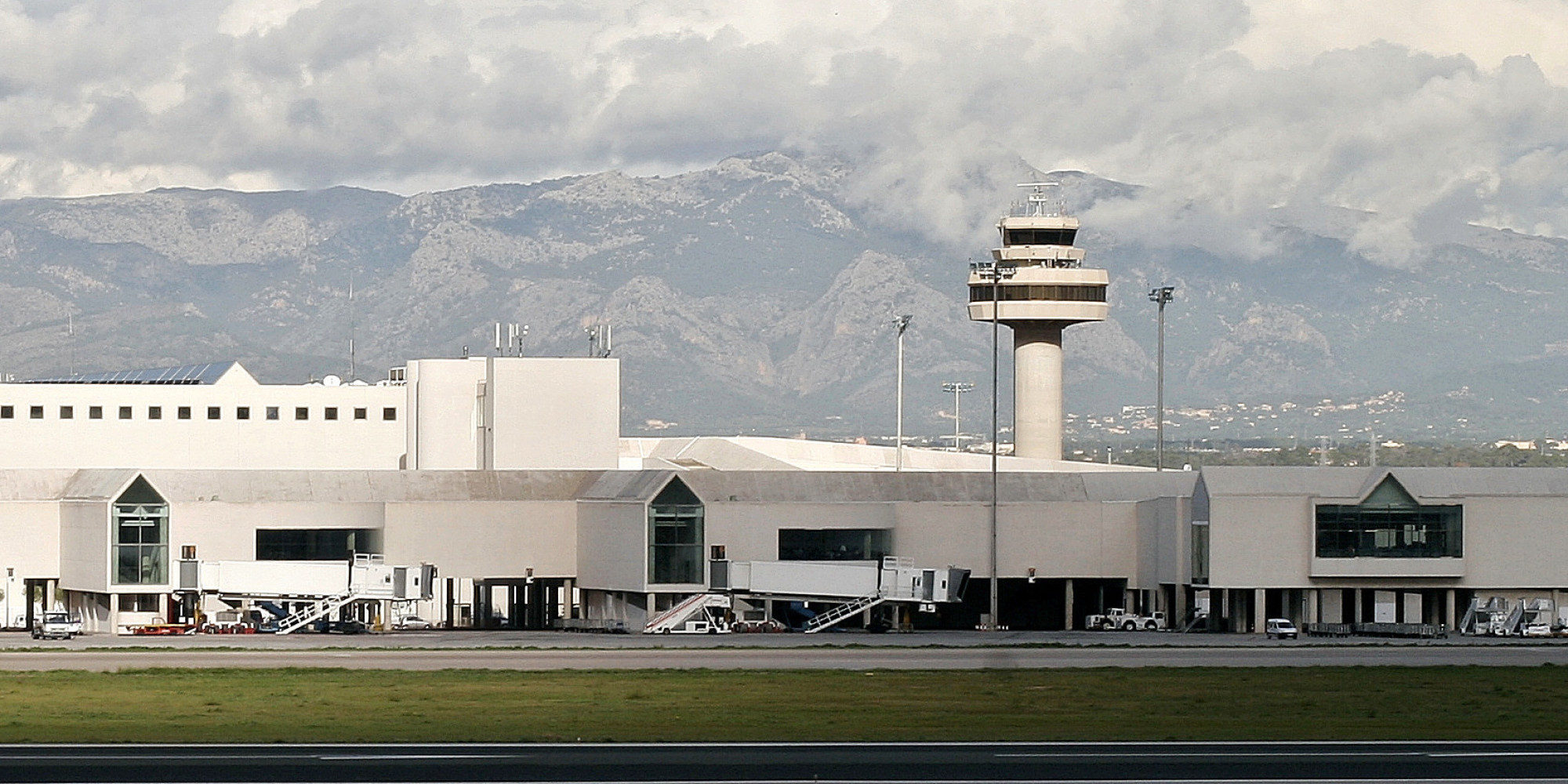 Parents Given Suspended Jail Sentence For Abandoning Son At Hotel In ...