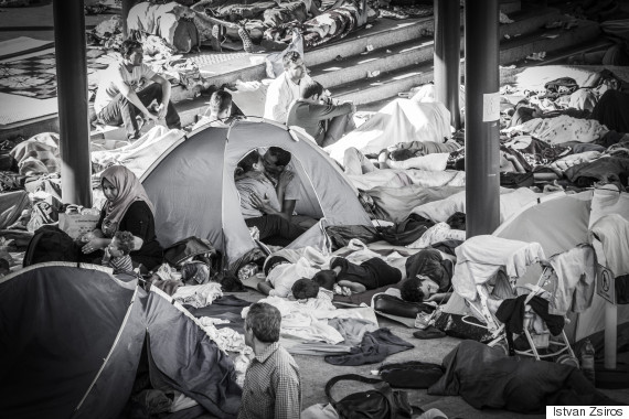 kissing refugees