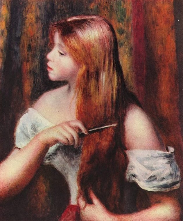 jeune fille coiffant ses cheveux