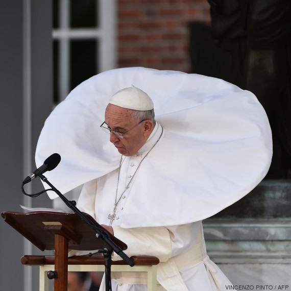 Gif magnifique : Jésus vient consoler notre Pape François bien fatigué O-PHOTO-PAPE-FRANCOIS-570