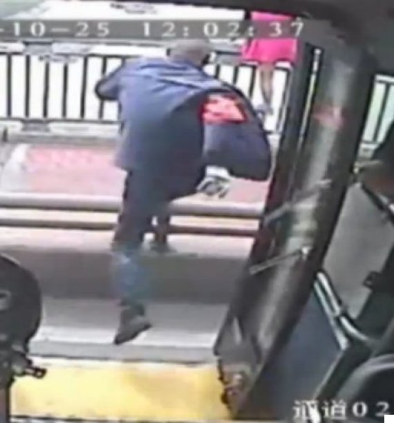 Suicidal Woman On Bridge Saved By Bus Driver 