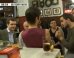 Pablo Casado (PP), de cañas con simpatizantes de Podemos: Tu partido está lleno de ladrones