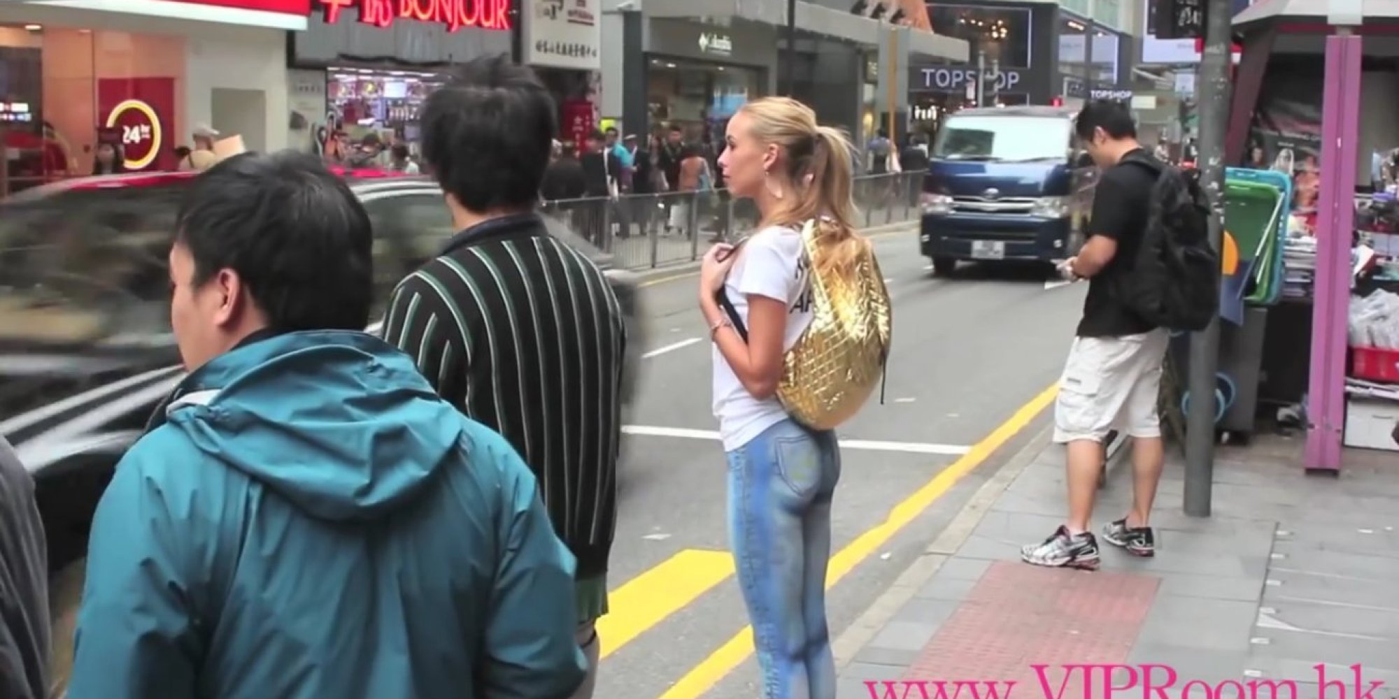 Model Walks Around Hong Kong Naked Nobody Notices Huffpost Uk 