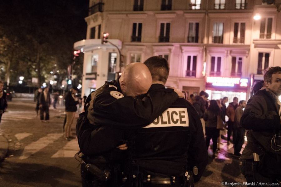 Photo Lémotion De Deux Policiers Photographiée à Paris Au Surlendemain Des Attentats