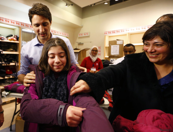 Justin Trudeau accueille les premiers réfugiés syriens au Canada (Photos) O-JUSTIN-TRUDEAU-REFUGIES-570