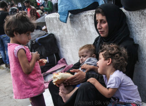la vie apres la mort - Page 2 S-STATION-REFUGEES-FAMILY-large300