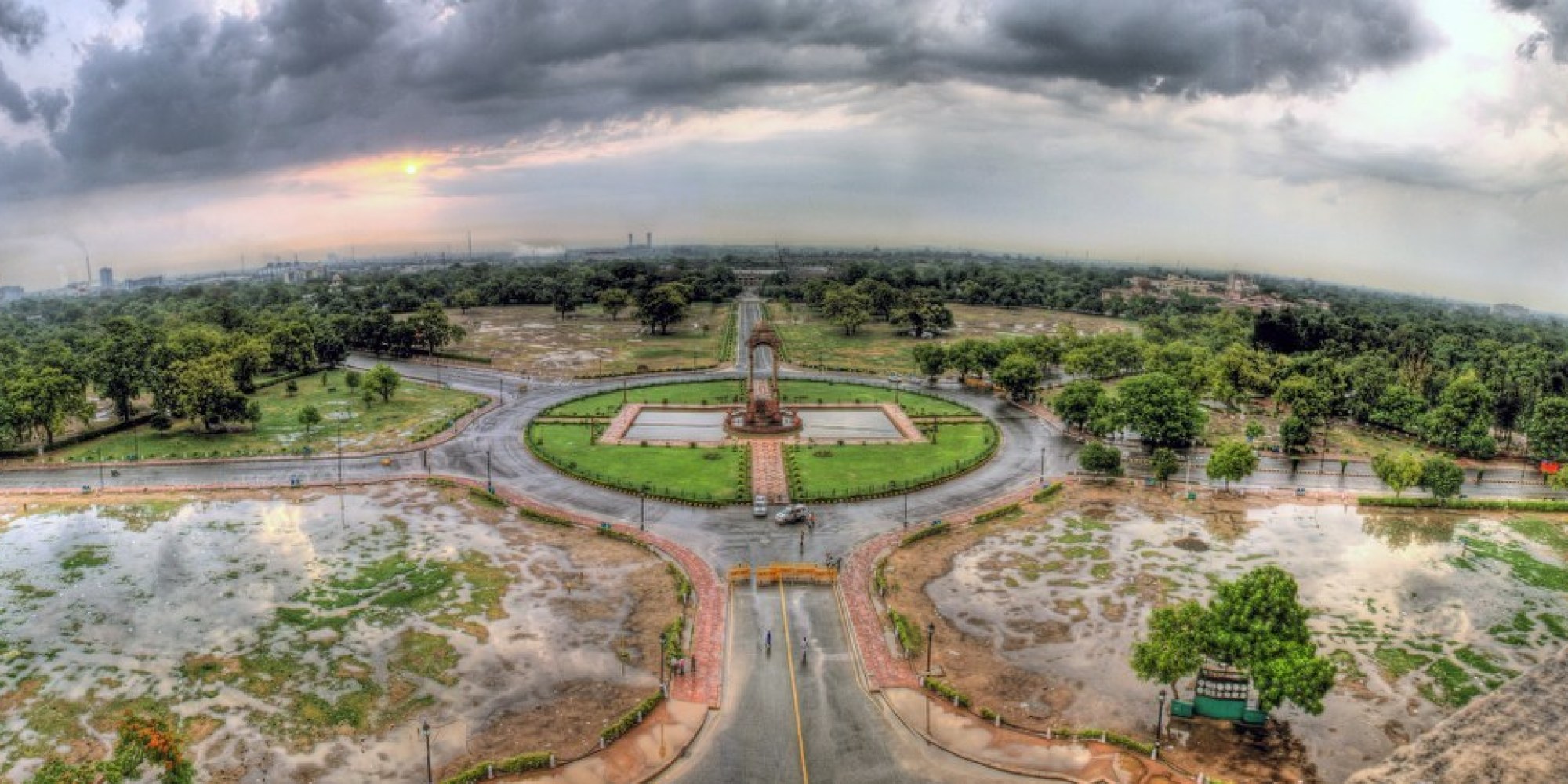 This Photographer Climbed To The Top Of India Gate To Get Some 