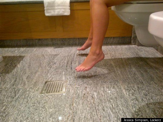 Jessica Simpson Tweets Barefoot Bathroom Photo And Looks Extremely Pregnant