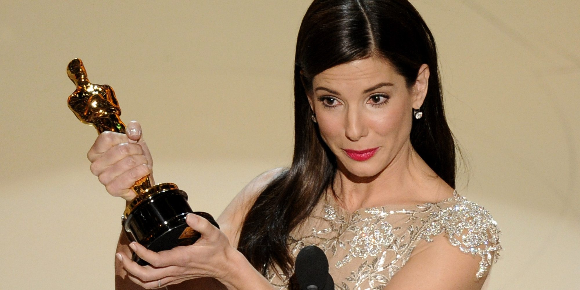 http://i.huffpost.com/gen/3891246/images/o-SANDRA-BULLOCK-OSCAR-THE-BLIND-SIDE-facebook.jpg