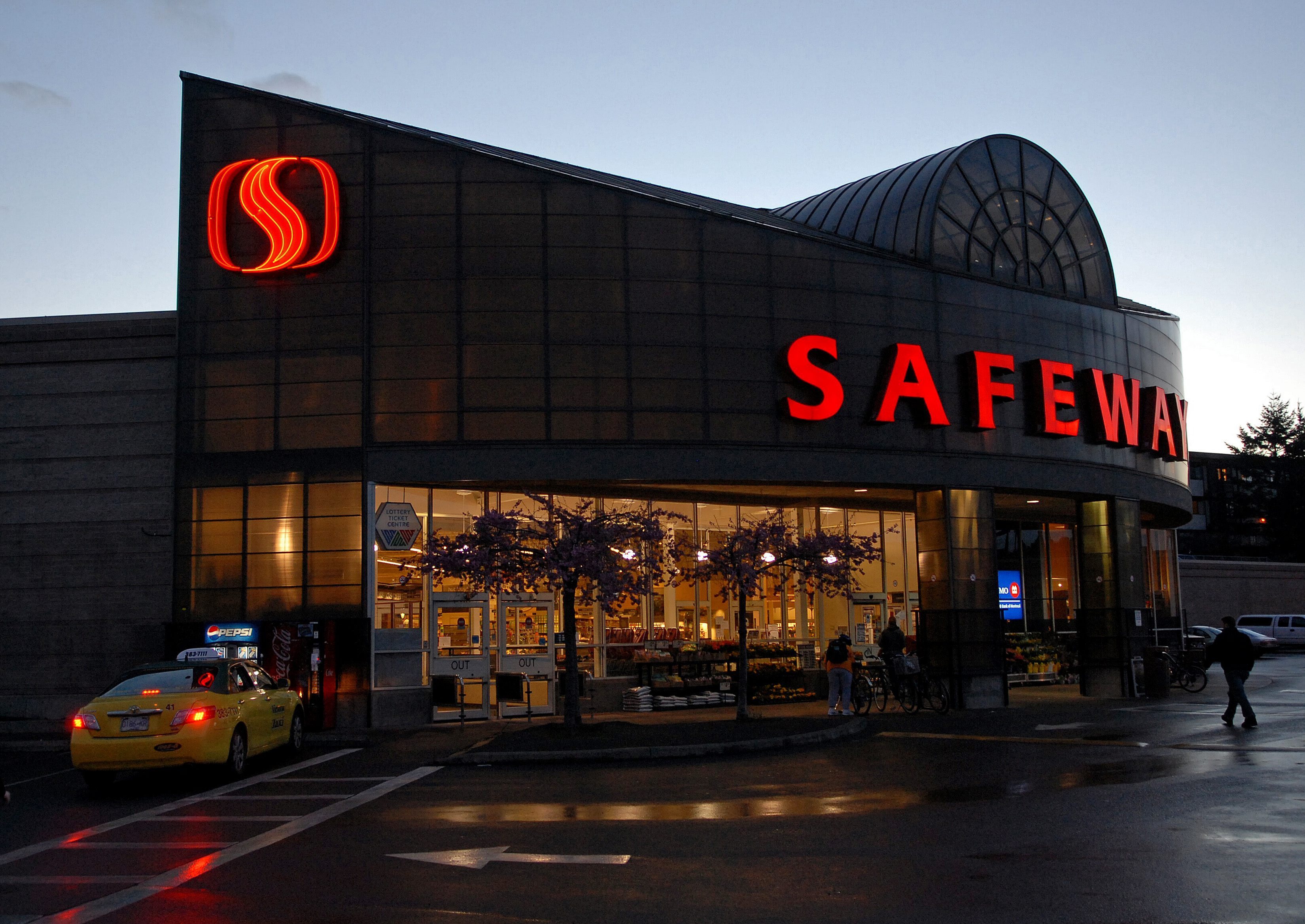 sobeys-safeway-owner-empire-co-posts-1-36-billion-loss