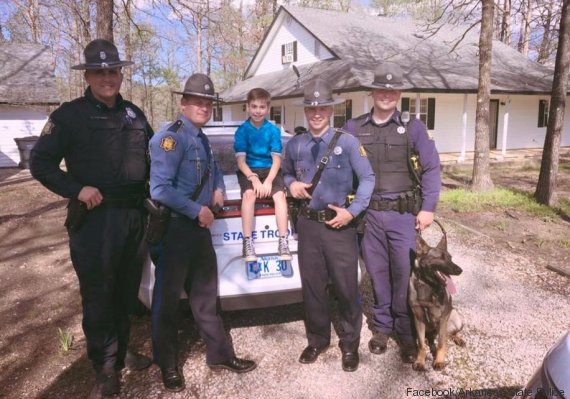 La police fête l'anniversaire d'un enfant 