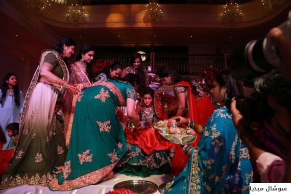 بالصور زفاف هندي في مدينة أنطاليا التركية.. خاتم زفاف بمظلة هوائية وأكثر من 71 شاحنة زهور O-ALRWS-570