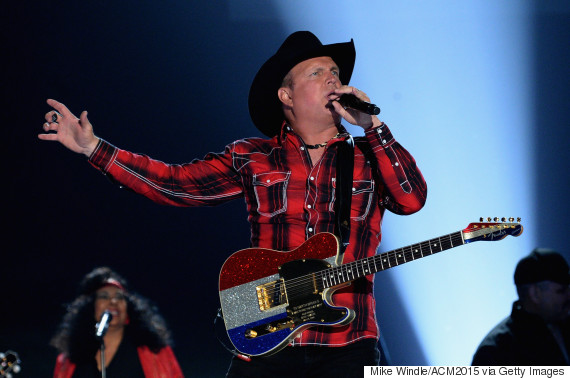 garth brooks performs