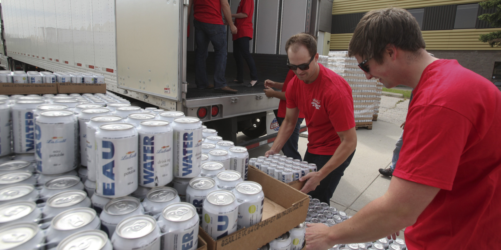 Fort McMurray Fire Labatt Brewery Donates Canned Water For Evacuees