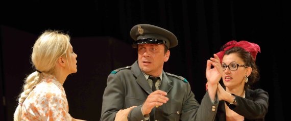 http://i.huffpost.com/gen/4316074/images/n-THEATRO-ELAS-large570.jpg
