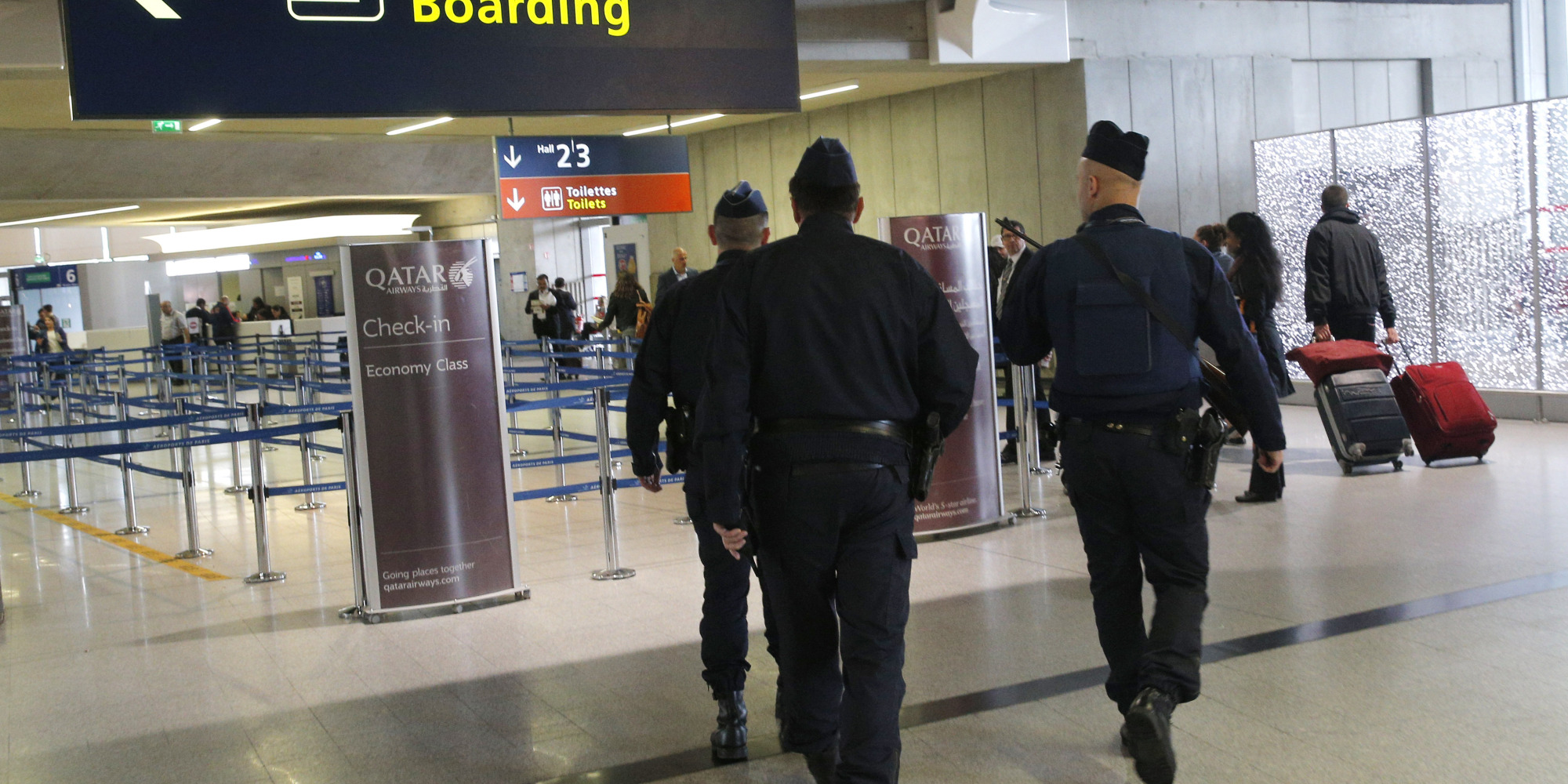 بريطانى يتهجم على 3 ضباط شرطة بمطار ألمانى بسبب تأخر طائرته