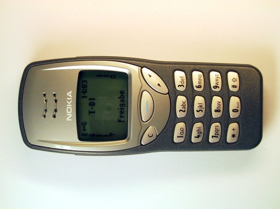 Nokia اجتاحت العالم في العقد الماضي.. هذه جوالاتها الأكثر مبيعاً O-NOKIA-3210-570