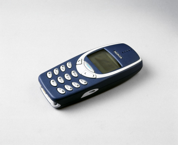 Nokia اجتاحت العالم في العقد الماضي.. هذه جوالاتها الأكثر مبيعاً O-NOKIA-3310-570