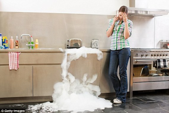 هل تغسلين الأطباق بطريقة صحيحة؟ 8 قواعد للحصول على صحونٍ لامعة! O-WASHING-MACHINE-570
