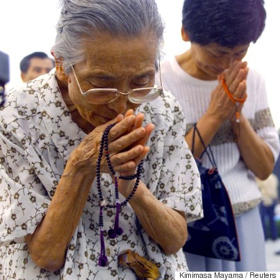hiroshima survivors praying