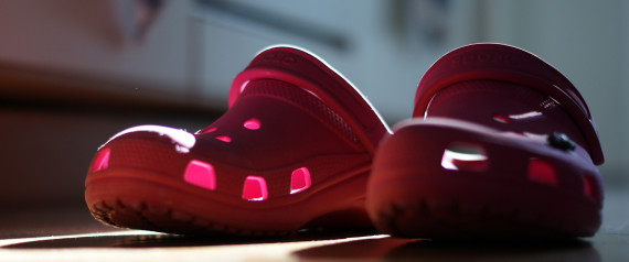 여름에 많이 신는 크록스를 발 전문의들이 주의하라고 하는 이유 | 인스티즈