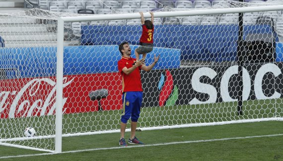 Las fotos más tiernas (y españolas) de Piqué tras el partido