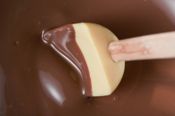 للشوكولاتة نكهةٌ مرةٌ ملطخة بالدم.. تعرف على تاريخها! O-CHOCOLATE-MOLTEN-570
