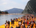 À peine ouvertes, les passerelles de Christo sont déjà saturées sur le lac d'Iseo en Italie