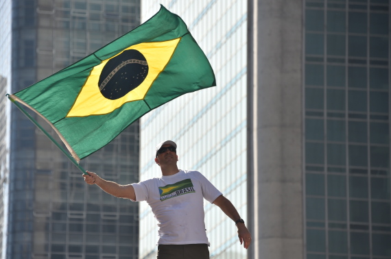 هل تعلم ما تعنيه الرموز والألوان الموجودة بأعلام بعض الدول O-BRAZIL-FLAG-570