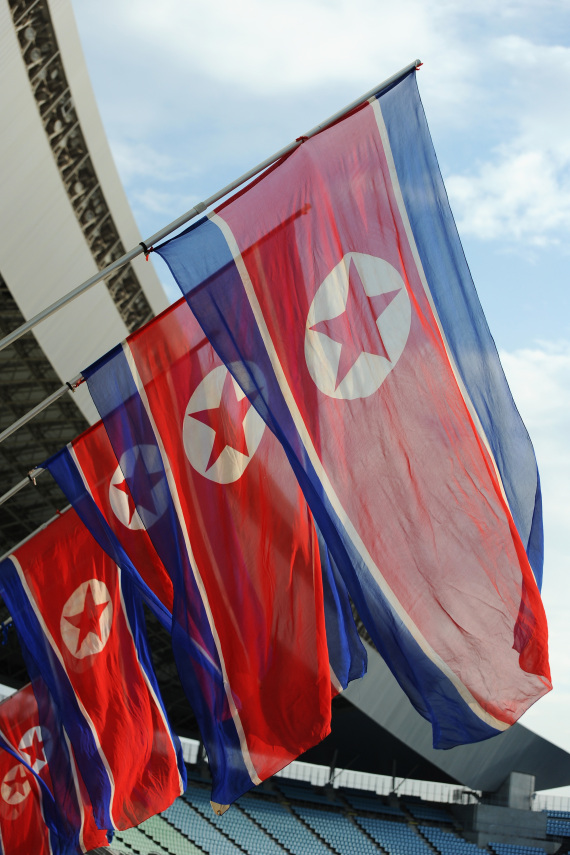 هل تعلم ما تعنيه الرموز والألوان الموجودة بأعلام بعض الدول O-NORTH-KOREA-FLAG-570