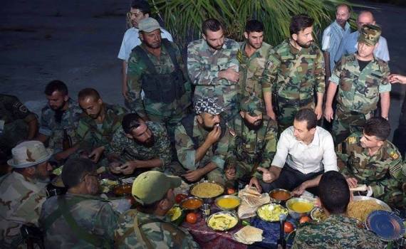الأسد مشاركاً جنوده طعام الإفطار: هذه أطيب لقمة في حياتي O-BASHAR-570
