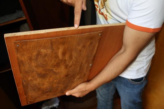 لاجئ سوري يُعيد 150 ألف يورو عثر عليها في خزانة حصل عليها كتبرع في ألمانيا! O-FYALKHZANH-570