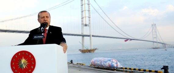 صور.. أردوغان يفتتح رابع أطول جسر معلق في العالم