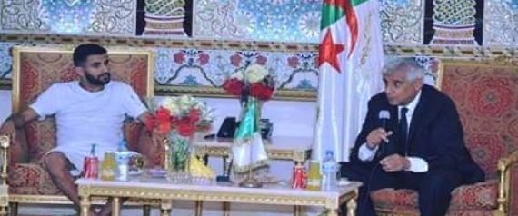 النجم الجزائري رياض محرز يثير جدلاً في بلاده بسرواله القصير.. تعرف على القصة