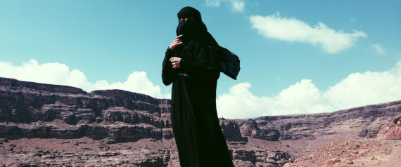 هل البيكيني رمز لتحرر المرأة؟.. مصوّرة أميركية في اليمن تحكي تجربتها وتكشف الجانب الآخر للحجاب