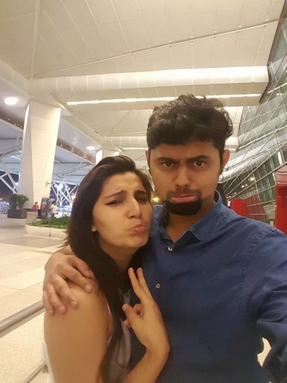 هندي يقضى شهر العسل مع صورة زوجته بعدما فقدت جواز سفرها.. شاهد صور الرحلة O-3-570